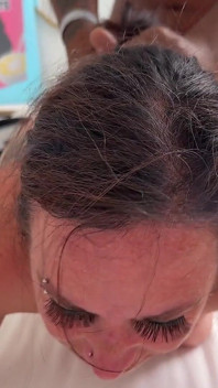 Une petite latina prend facilement une grosse bite noire