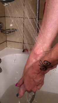 Mamă sexy își rade picioarele slabe și pizda delicioasă în timp ce face baie