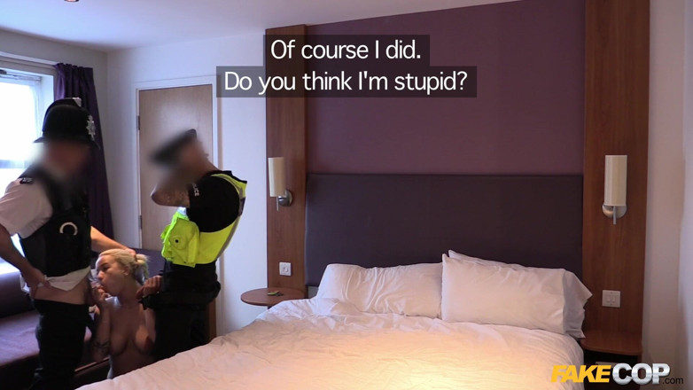 Fake Cop: Fake cop - birkaç lezbiyenle bakış açısı üçlü seks