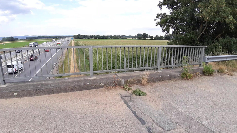 sweetfeet29: Dengan pakaian dalam di jembatan