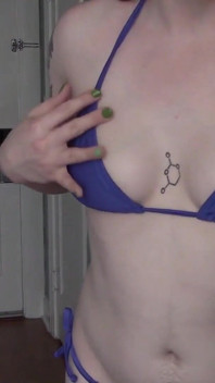 Wytatuowane rude bikini złośliwiec
