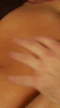 Geiler junger mann fickt milf mit brustwarzen, um zu lutschen