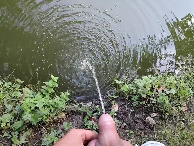 Long Pissing to the Water Makes Water Bubbly (Idmir Sugary)