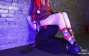 Mistress Legs: Fußknebeln, trampeln und facesitting in warmen socken