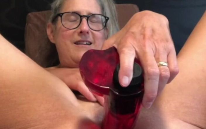 Squirting Senior: 熟女人妻用大玩具自慰特写