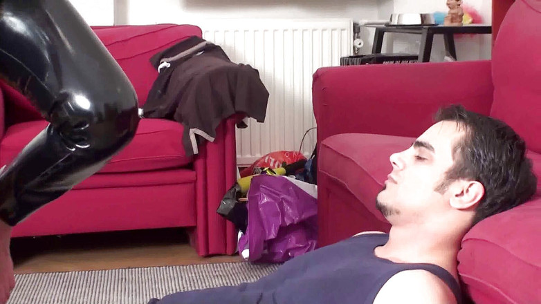 Foot Girls: Richie riceve una schiaffo con il piede