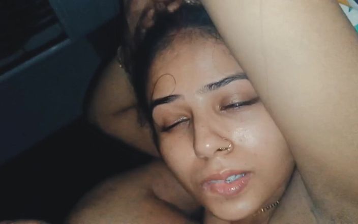 Horny Latika: Adik tiri yang super sange ini lagi asik bersenang-senang di...