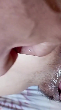 털이 무성한 보지를 가지고 놀고 후장 구멍에 손가락을 넣는 것을 즐기는 남편