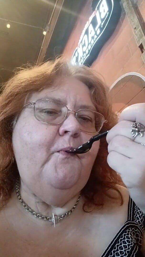 BBW nurse Vicki adventures with friends: Dîner délicieux de côtes dans un vieux magasin de barbecue