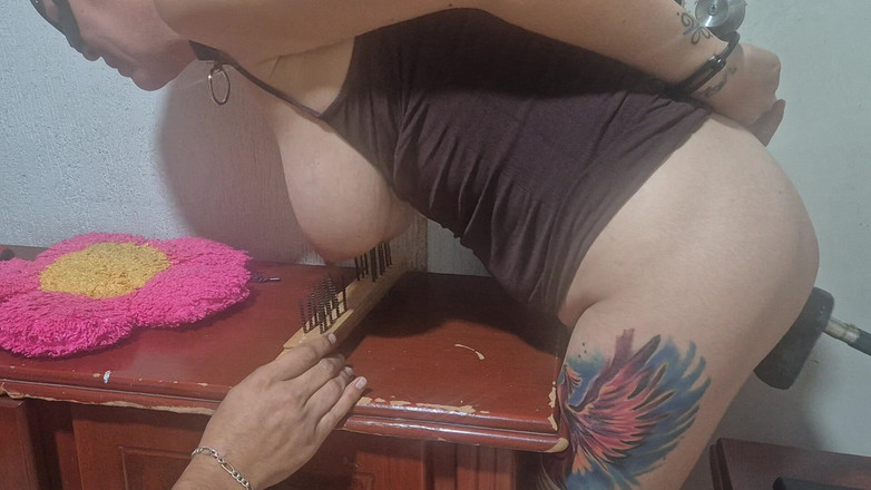 Submissive Susanna: Ostny na prsou