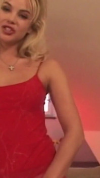 De mooie blondine gaat zacht in de vaatjes elke keer als ze poesje beft