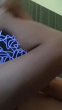 ホテルで一人でオナニーしてる