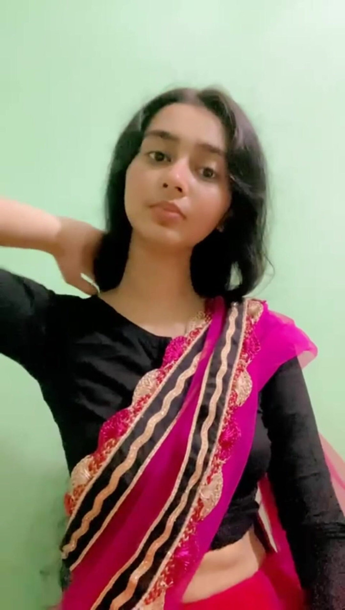 MehwishAly: Hintli kız elbiseli göğüslerini gösteriyor