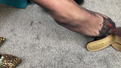 Mr MF: 熟女的脚穿着她原来的和谐点，做一点鞋子晃动