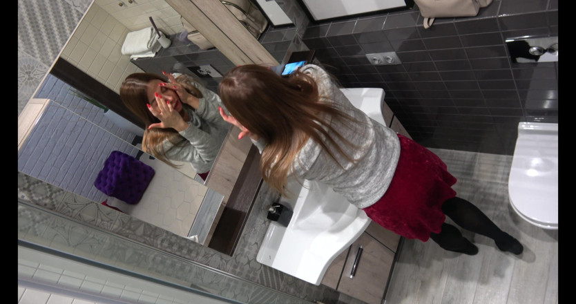 Milfs and Teens: Ruiva milf se preparando para um encontro com um homem...