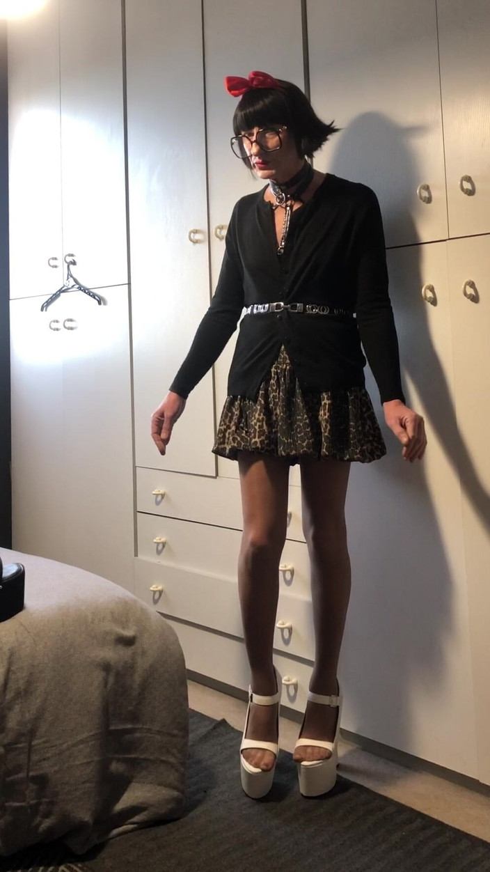 Andreina Naty: Velmi vysoké punčochy a klínové podpatky