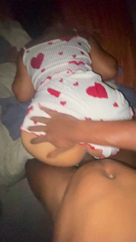 Une ado se fait prendre en levrette avant de se coucher