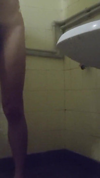 Dirty twink boy leva um banho, masturba e goza