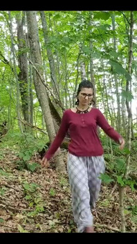 Cuando dos mujeres exploran el bosque