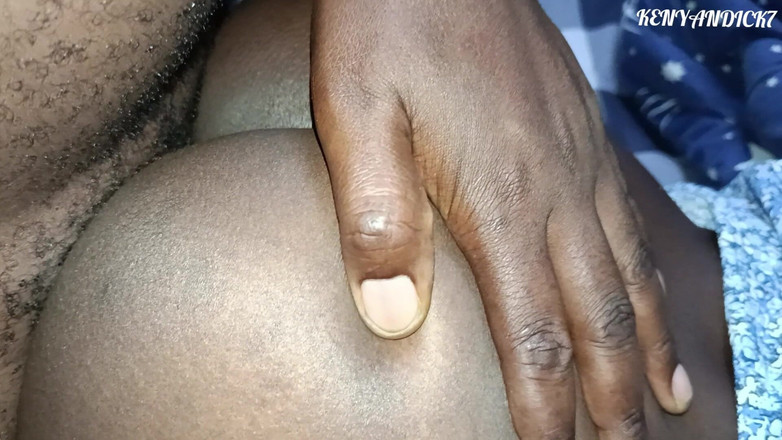 Kenyan Dick: Un couple africain baise la nuit avant d’aller se coucher