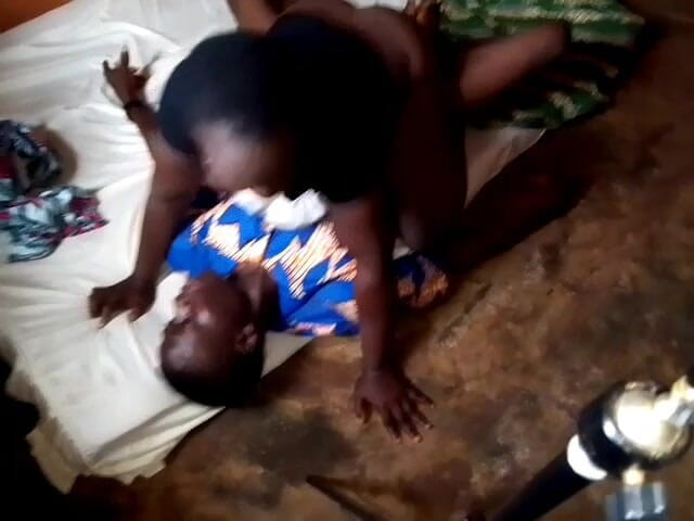 Pornsexlive: 这位印度一家私人公司的总经理在酒店房间里和她的员工做爱