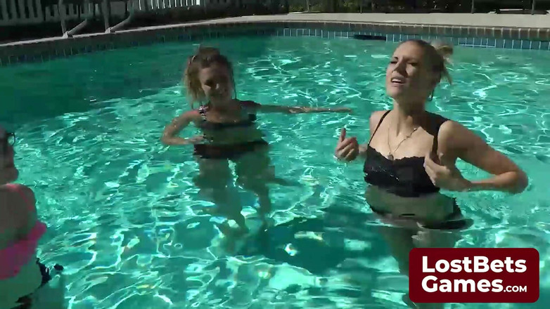 Lost Bets Games: Strip freeze-spelet är fyllt med en märkbar spänning