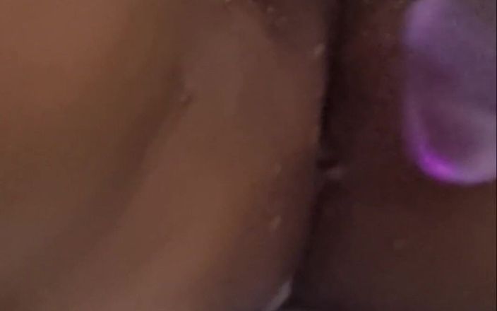 Lady_devil28: Moje macecha je závislá na tom, že se dotýká sama sebe...