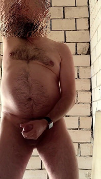 Scena di masturbazione cruda nel mio vecchio garage, orso sputa sul suo cazzo e si masturba