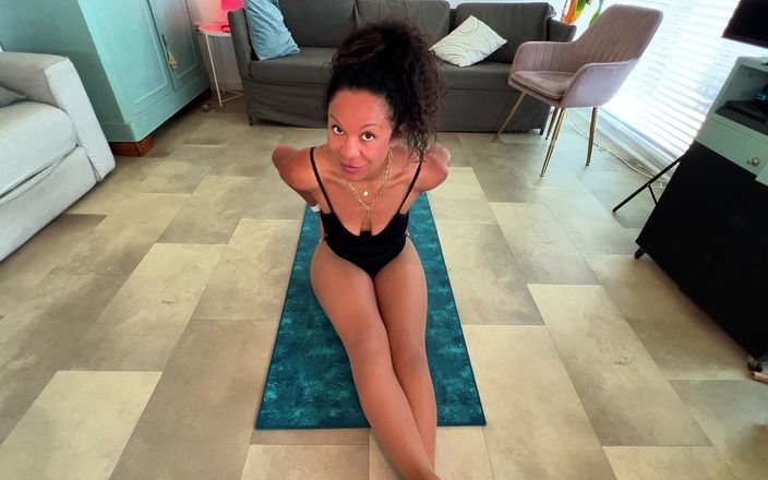 Miss Fluo: Entraînement de pose de fessiers avec des pieds fétiches en...