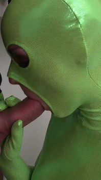 Hij neukt zijn vriendin met een zeer fetisj groene latex