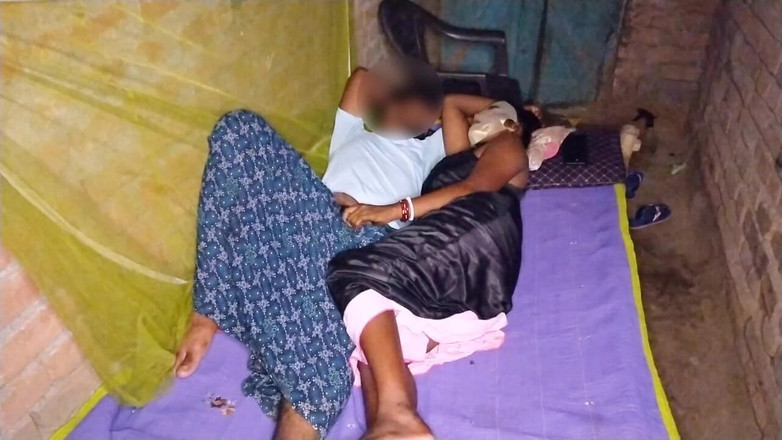 Pumi: देसी पति पत्नी रात के समय सेक्स करती है