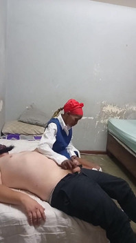 O fată studentă de 18 ani își suge tatăl vitreg înainte de ore