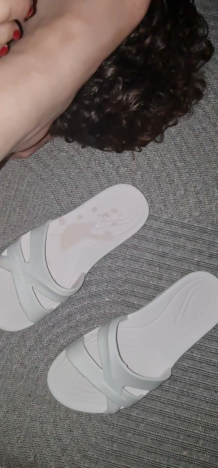 ronza: Mijn cuckold-slaaf komt klaar op mijn slipper