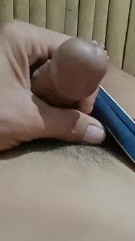 Genç oğlan mastürbasyon yapıyor