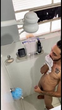 Asafe golpeando esa paja caliente en el baño
