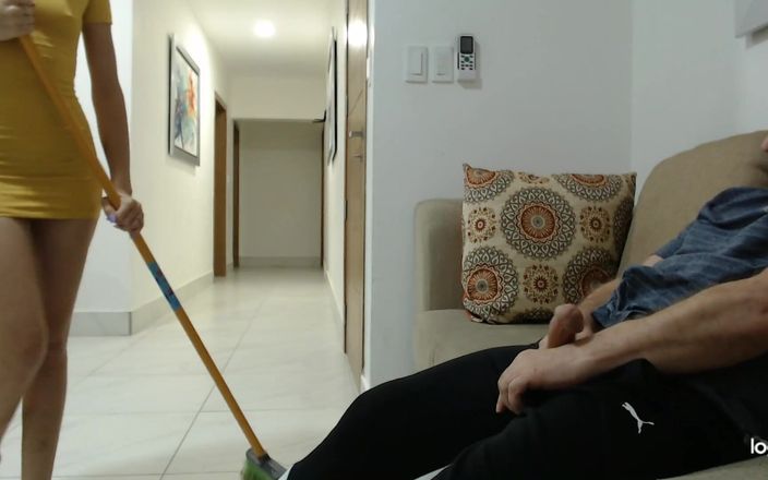 La Peluche: Eu pego meu amigo acariciando enquanto limpo seu apartamento, dominação...