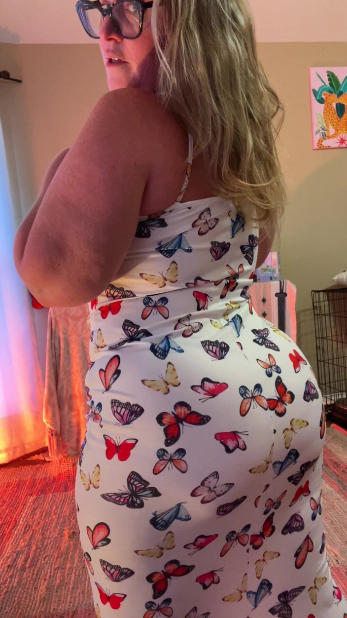 Siren XXX Studios: Cewek nakal dengan pantat bahenol lagi asik goyangin baju sambil...