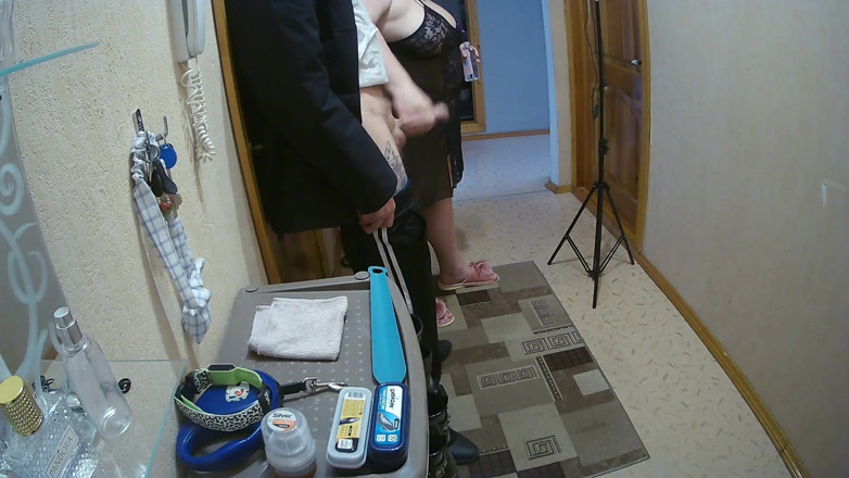 Zona901: A friend jerks off my cock in the front room