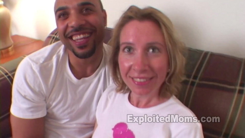 Exploited Moms: Mała blondynka milf dostaje cipkę otwartą przez Big Black Cock