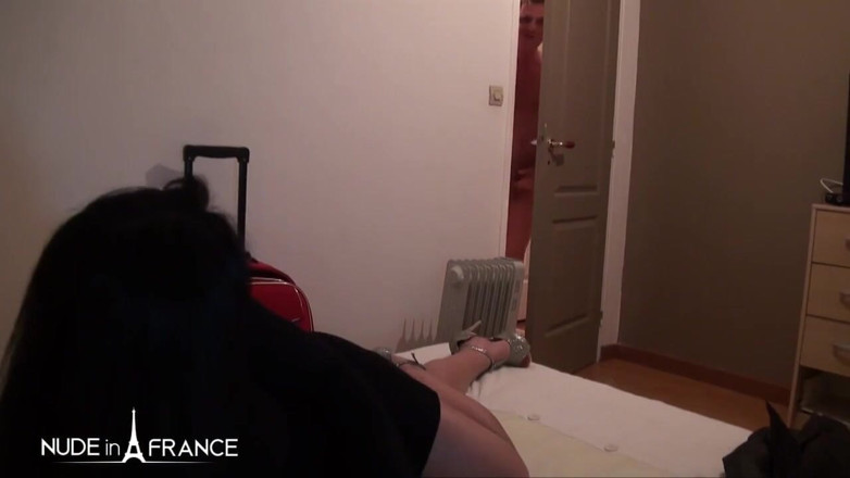 Nude in France: Madalyne scopre una casa per ospiti speciale dove viene sbattuta...