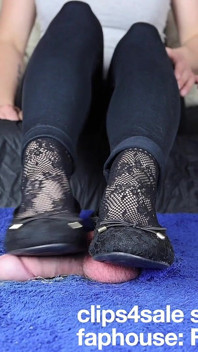 Amateur, piétinement et ballbusting dans des ballerines et des chaussettes en nylon