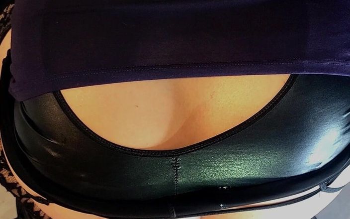 kandiKane: Kandi kane lagi asik ngentot memeknya pakai dildo ukuran XL...