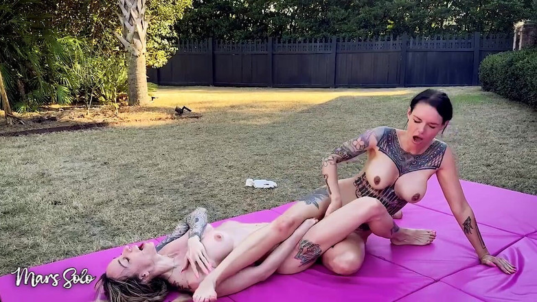 Mars solo: Luptă sexuală cu ulei cu strap on Pedeapsa Runda - Mars...