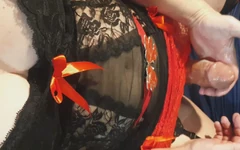Sexig Shemale kommer genom trosor, i underkläder med strumpor, sperma på bröst