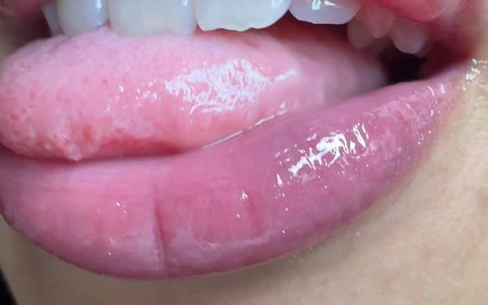 Asmr_mouth: Uriașa îl ia pe acest mic bărbat în gură