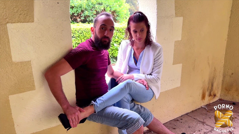 Porno Baguette: Monyca, máy bay bà già nguyên tử, bị đập mạnh