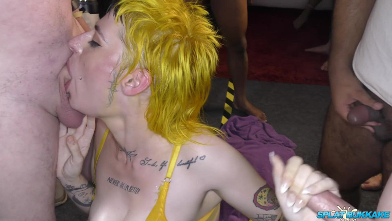 UkXXXpass: Jalang punk berahi Lana Banana mengambil beberapa pancutan muka yang...