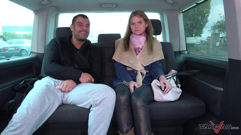 Take Van: Yabancı sevimli kayıp sarışına binmeyi teklif ediyor ve onu minibüste...