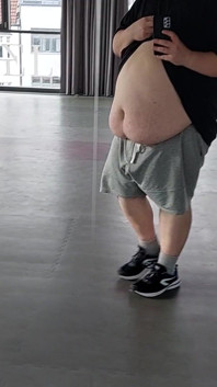 Ventre révélé dans une salle de sport