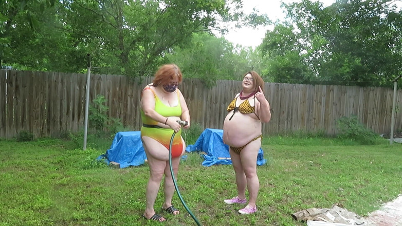 BBW nurse Vicki adventures with friends: Чистые вещи и друг друга со шлангом, я и толстушка-транса Dee Dee